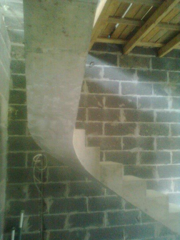 L-formos sijiniai betoniniai laiptai