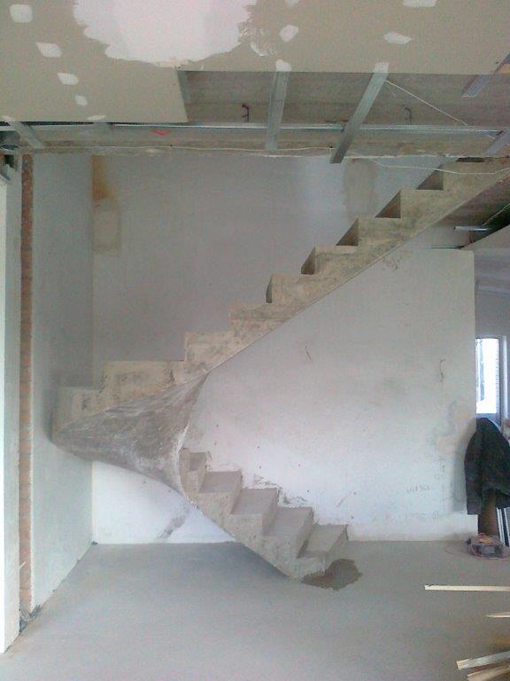 U-formos betoniniai laiptai su posukiu