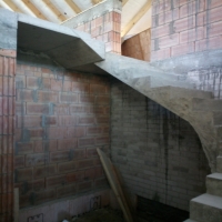 Betoniai laiptai u-forma aikštelė viršuje posukis apačioje.