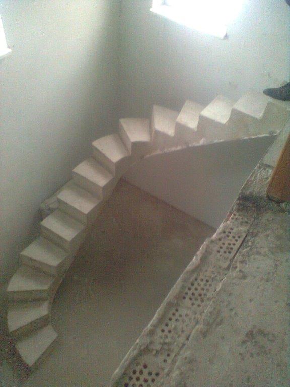 U-formos sijiniai betoniniai laiptai