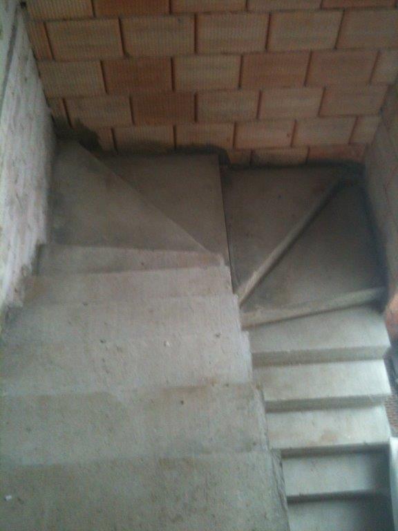 U-formos laiptuoti betoniniai laiptai