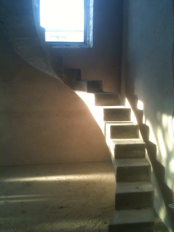 U-formos sijiniai betoniniai laiptai