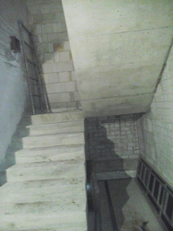 U-formos betoniniai laiptai su posukiu
